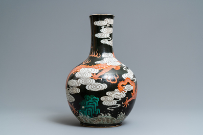 A large Chinese famille verte black-ground tianqiu ping vase with dragons, 19th C.