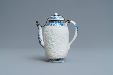 Een grote Japanse blauw-witte Arita theepot met verguld zilveren montuur, Edo, 17e eeuw