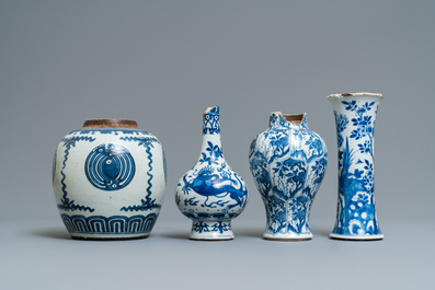 Vier Chinese blauw-witte vazen, Kangxi