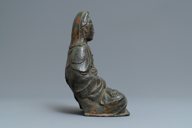 Een grote Koreaanse bronzen figuur van Guanyin, 17e eeuw