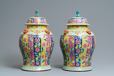 Une paire de grands vases couverts en porcelaine de Chine famille rose, 19&egrave;me