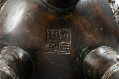 Un br&ucirc;le-parfum couvert en bronze, marque de Xuande, Chine, 19/20&egrave;me
