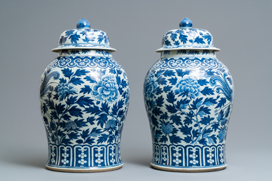 Een paar blauw-witte Chinese dekselvazen met feniksen, 19e eeuw