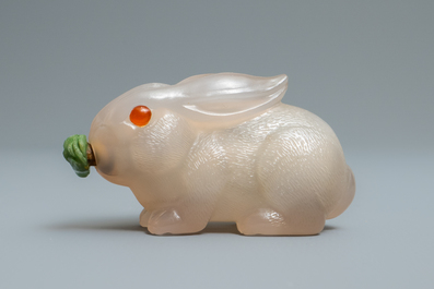 A Chinese carved agate snuff bottle in the shape of a rabbit, 19/20th C.