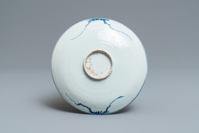 Une coupe en porcelaine de Chine en bleu et blanc &agrave; d&eacute;cor de calligraphie, Tianqi