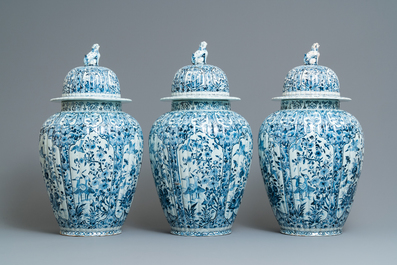 Une grande garniture de cinq vases en fa&iuml;ence de Delft en bleu et blanc, 19&egrave;me