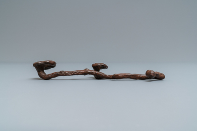 Een Chinese gietijzeren penselenrust in de vorm van een ruyi scepter met lingzhi, Ming