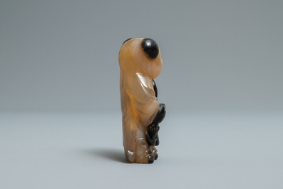 Une tabati&egrave;re en forme de gar&ccedil;on en agate sculpt&eacute;, Chine, 19/20&egrave;me