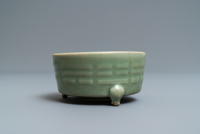 Een Chinese Longquan celadon wierookbrander met trigrammen, Ming