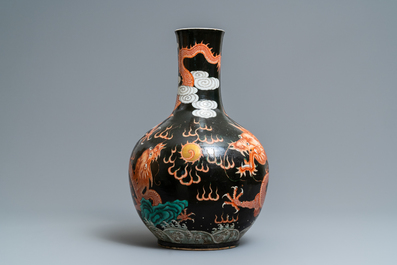 Een grote Chinese famille verte tianqiu ping vaas met draken op zwarte fondkleur, 19e eeuw