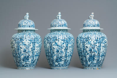 Une grande garniture de cinq vases en fa&iuml;ence de Delft en bleu et blanc, 19&egrave;me