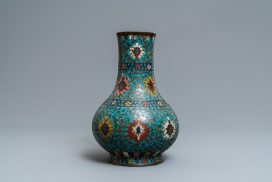 Un vase de forme bouteille en &eacute;maux cloisonn&eacute;s &agrave; d&eacute;cor de rinceaux de lotus, Ming