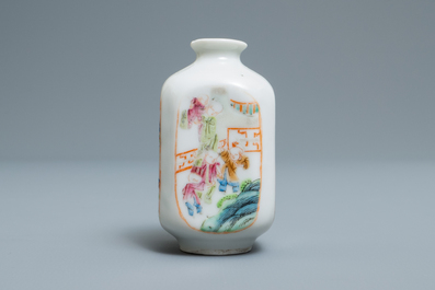 A Chinese famille rose 'playing boys' snuff bottle, 18/19th C.