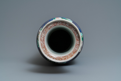 Un tr&egrave;s grand vase de forme rouleau en porcelaine de Chine famille verte sur fond bleu poudr&eacute;, Chine, Kangxi