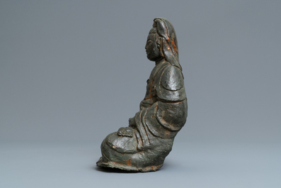 Een grote Koreaanse bronzen figuur van Guanyin, 17e eeuw