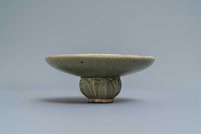 Un bol en porcelaine de Chine c&eacute;ladon de type Yaozhou &agrave; d&eacute;cor floral, Song ou apr&egrave;s