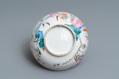 Un bol en porcelaine de Chine famille rose &agrave; d&eacute;cor de figures dans un int&eacute;rieur, Yongzheng