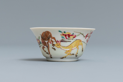 Une tasse et soucoupe en porcelaine de Chine famille rose &agrave; d&eacute;cor de cerfs, Yongzheng