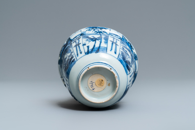 Een Chinese blauw-witte kraakporseleinen vaas, een kraaienkom, een schotel en een bordje, Wanli