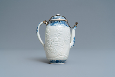 Une grande th&eacute;i&egrave;re en porcelaine Arita en bleu et blanc &agrave; monture en argent dor&eacute;, Edo, 17&egrave;me