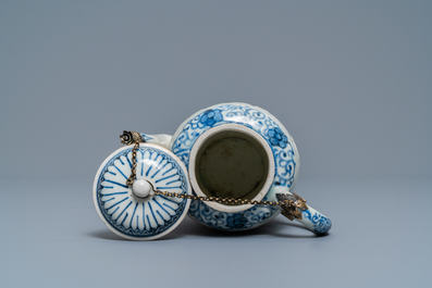 Une grande th&eacute;i&egrave;re en porcelaine Arita en bleu et blanc &agrave; monture en argent dor&eacute;, Edo, 17&egrave;me