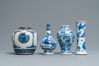 Vier Chinese blauw-witte vazen, Kangxi