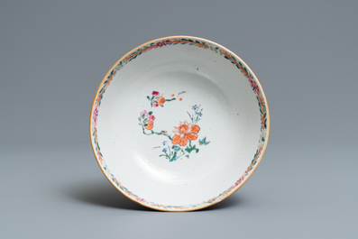 Un bol en porcelaine de Chine famille rose &agrave; d&eacute;cor de figures dans un int&eacute;rieur, Yongzheng