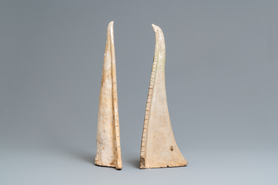 Twee grote driehoekige Tha&iuml;se Sanwakhalok daktegels, 14/16e eeuw