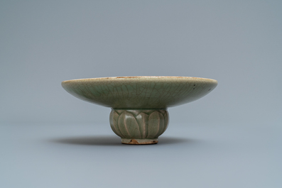 Een Chinese Yaozhou celadon kom met onderglazuur decor, Song of later