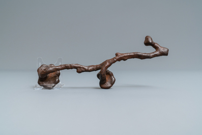 Een Chinese gietijzeren penselenrust in de vorm van een ruyi scepter met lingzhi, Ming