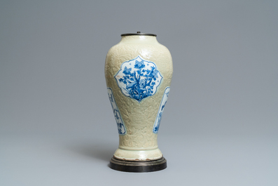 Un vase en porcelaine de Chine &agrave; d&eacute;cor en bleu et blanc sur fond c&eacute;ladon &agrave; d&eacute;cor incis&eacute;, Kangxi