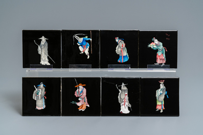 106 carreaux en fa&iuml;ence de Delft polychrome &agrave; fond noir &agrave; d&eacute;cor de personnages chinois, Makkum, 1985