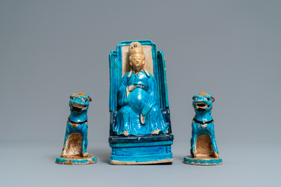 Een Chinese figuuur van Zhenwu op een troon en een paar Boeddhistische leeuwen met turquoise glazuur, Ming