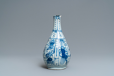 Een Chinese blauw-witte kraakporseleinen vaas, een kraaienkom, een schotel en een bordje, Wanli
