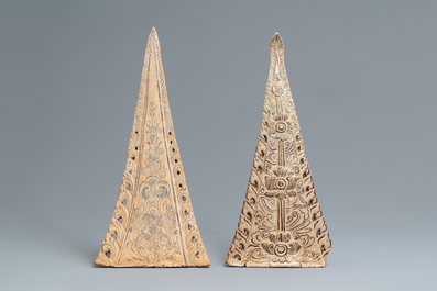 Twee grote driehoekige Tha&iuml;se Sanwakhalok daktegels, 14/16e eeuw