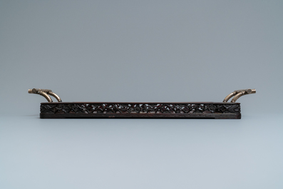 Twee Chinese houten plateaus met zilveren handgrepen en gegraveerde plaatjes, 19e eeuw