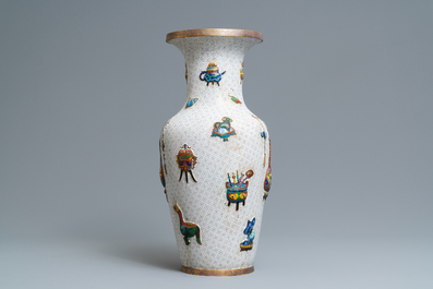 Een Chinese cloisonn&eacute; vaas met reli&euml;fdecor van antiquiteiten, 19e eeuw