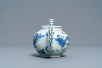 Une th&eacute;i&egrave;re couverte en porcelaine de Chine en bleu et blanc, &eacute;pave du Hatcher cargo, &eacute;poque Transition