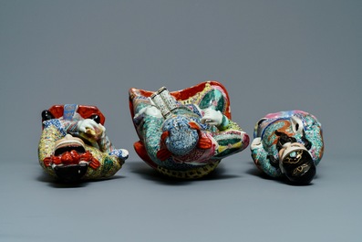 Trois figures en porcelaine de Chine famille rose, 19/20&egrave;me