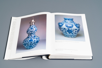 Regina Krahl, John Ayers: Chinese Ceramics in the Topkapi Saray Museum, Istanbul: A Complete Catalogue, 3 volumes