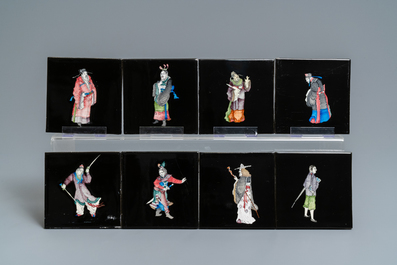 106 carreaux en fa&iuml;ence de Delft polychrome &agrave; fond noir &agrave; d&eacute;cor de personnages chinois, Makkum, 1985