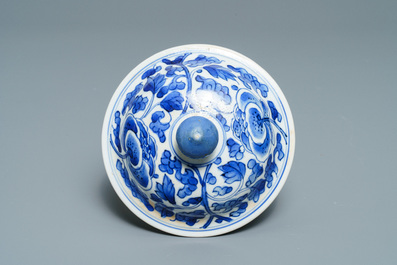 Un vase couvert en porcelaine de Chine en bleu et blanc &agrave; d&eacute;cor de ph&eacute;nix, Kangxi