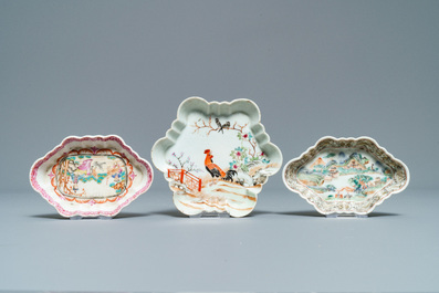 Trois supports de th&eacute;i&egrave;res, deux repose-cuill&egrave;res et une soucoupe en porcelaine de Chine famille rose, Yongzheng/Qianlong