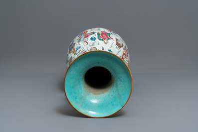 Un grand vase en porcelaine de Chine famille rose &agrave; d&eacute;cor 'Wu Shuang Pu', 19&egrave;me