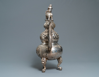 Een uitzonderlijk grote Chinese zilveren wierookbrander met inscriptie, 19e eeuw