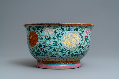 Une jardini&egrave;re exceptionelle en porcelaine de Chine famille rose &agrave; fond turquoise, Qianlong