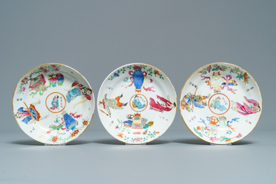 Drie Chinese famille rose 'Wu Shuang Pu' koppen en schotels, 19e eeuw