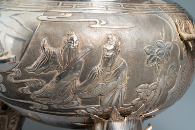 Een uitzonderlijk grote Chinese zilveren wierookbrander met inscriptie, 19e eeuw