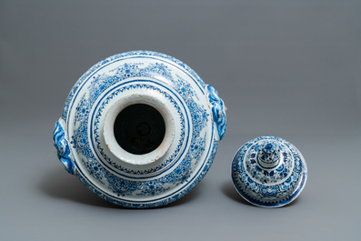 Un tr&egrave;s grand vase couvert en fa&iuml;ence de Delft en bleu et blanc, 19&egrave;me