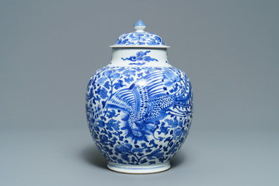 Un vase couvert en porcelaine de Chine en bleu et blanc &agrave; d&eacute;cor de ph&eacute;nix, Kangxi